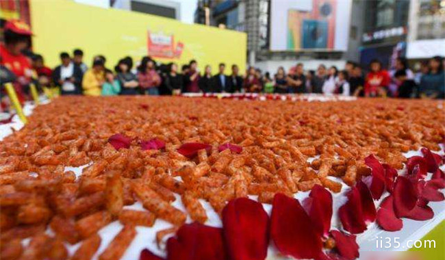 巨型辣条蛋糕亮相长沙 吸引近万人争相品尝——健康的第一步
