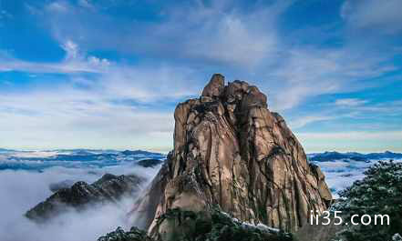 天柱山风景独特,多奇峰怪石,历史上(汉武帝)曾被封为"南岳",历时700年